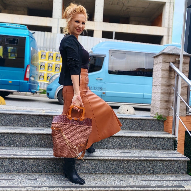 Ahşap Saplı ve Deri Püsküllü El Örgüsü Çanta