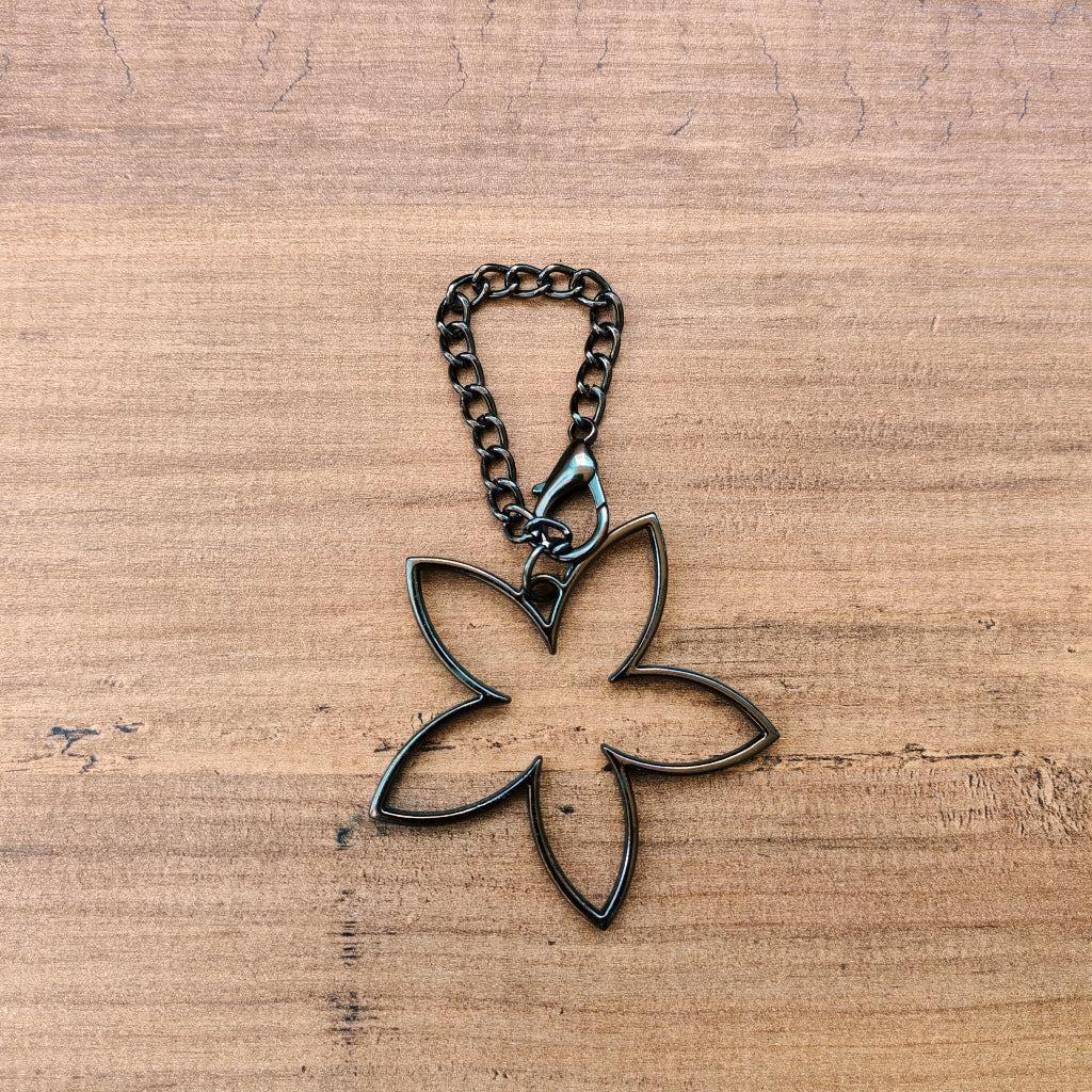 Zarif Çiçek Silüeti Çanta Süsü