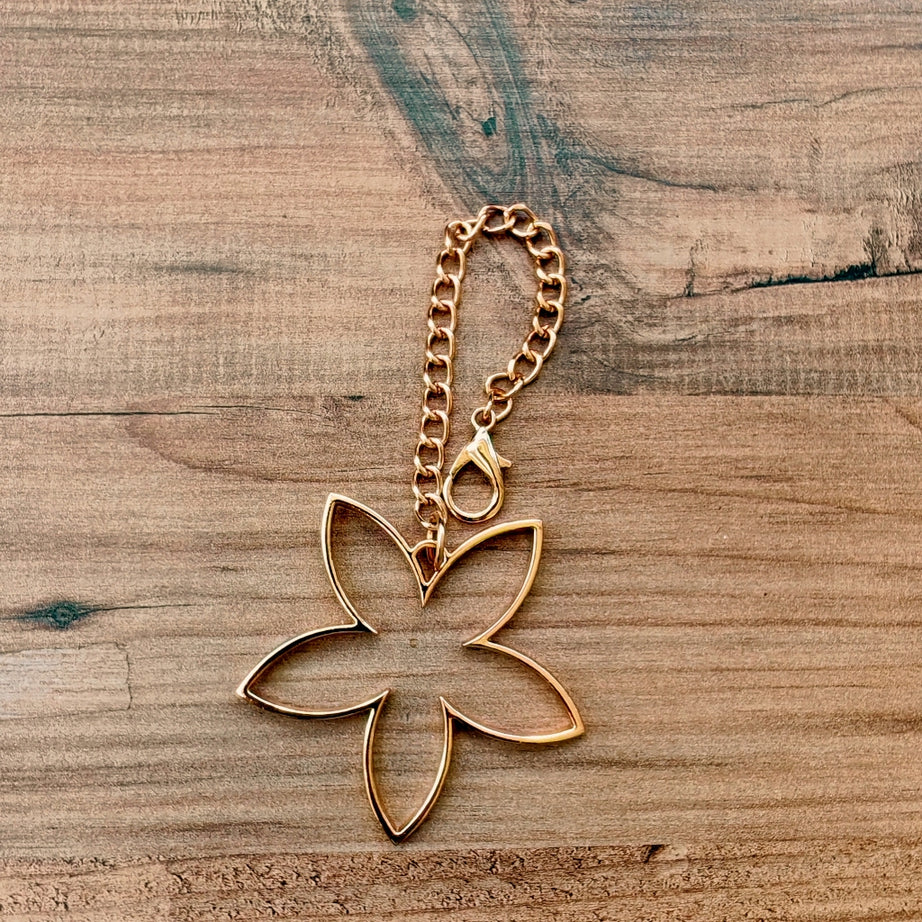 Zarif Çiçek Silüeti Çanta Süsü